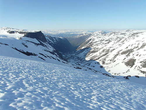 På veg mot Fresvikbreen med utsikt nordover Gullsetdalen.
