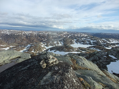 Liten varde på toppen av Gallhøpiggane. Utsikt mot sør-søraust.