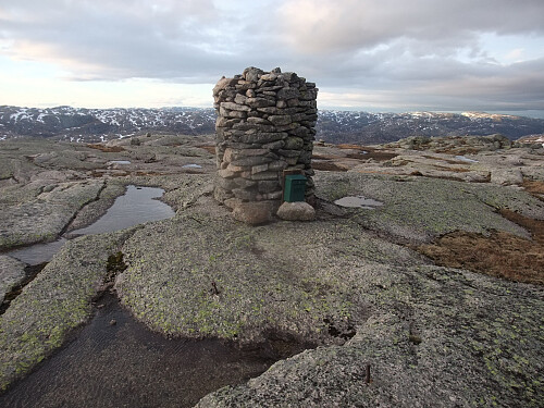 På Hallbrekknuten med trigpunkt/ jernbolt i forgrunnen. Hunnefjell 1131 bak t.h.