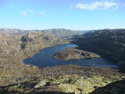 Sørover med Oksevadtjørna og Skibufjellet 845 i bakgrunnen.