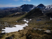 Snørenne på veg ned. Frå om lag 1040moh til 950moh. Med Storetuva foran Storetoren og Litletoren i bakgrunn