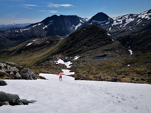 Snørenne på veg ned. Frå om lag 1040moh til 950moh. Med Storetuva foran Storetoren og Litletoren i bakgrunn