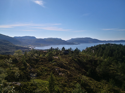 Utsikt sørvestover frå Venøya, Heida på Vågsøy lengst bak