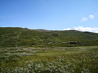 Hyttane i Grotvassdalen, med Brattefjell bak