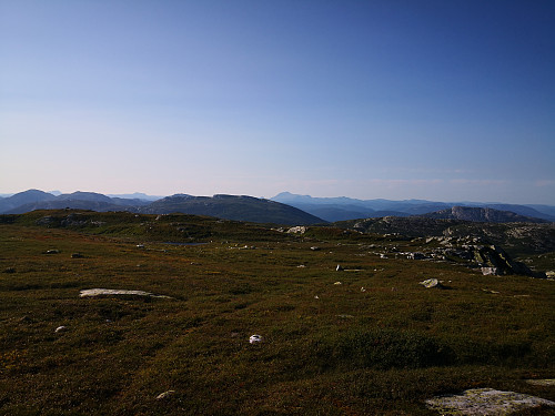 Utsikt nordover frå Nybufjellet, Gaustatoppen langt bak i midten