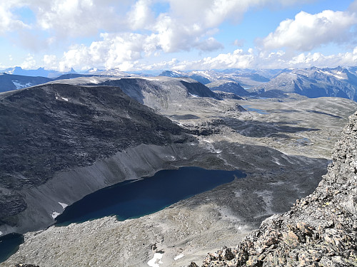 Inste Bruåbottvatna (1254moh), med Bruåbottmillo og Sandgroveggen bak