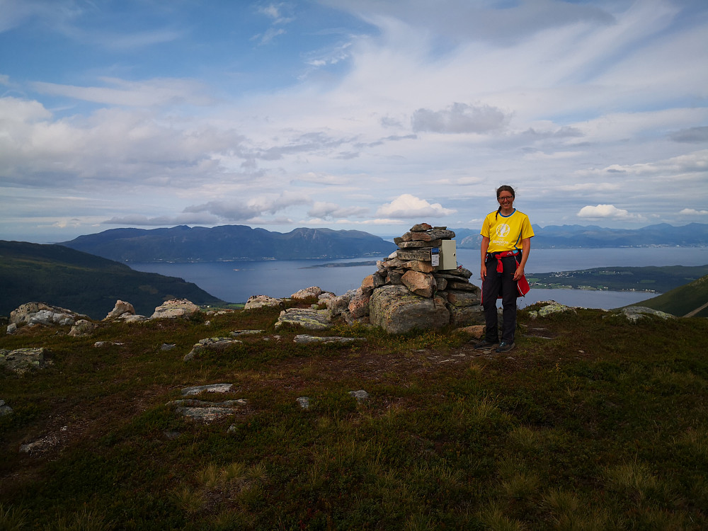 Kristine ved toppvarden på Oterfjellet