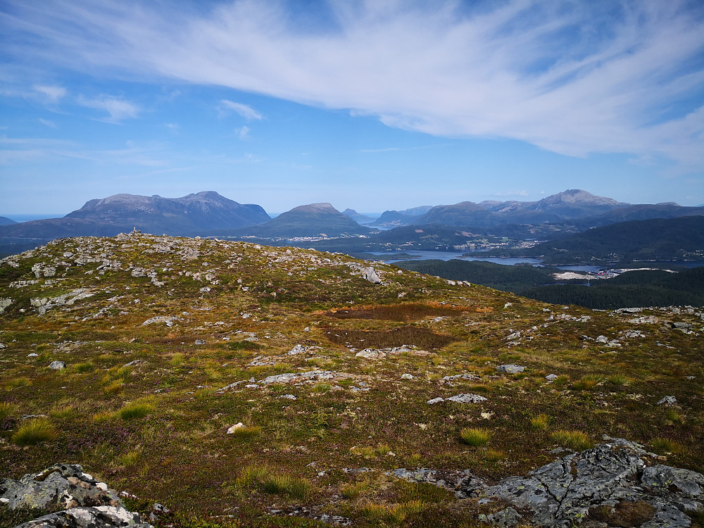 Utsikt frå Meraftafjellet, Grøtshornet midt i bilde. Storfjellet til venstre, Blåskjerdingen til høgre