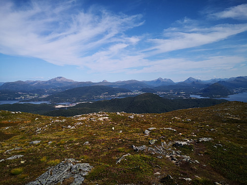 Utsikt frå Meraftafjellet, mot Blåskjerdingen, Trolltinden og Sprovstinden