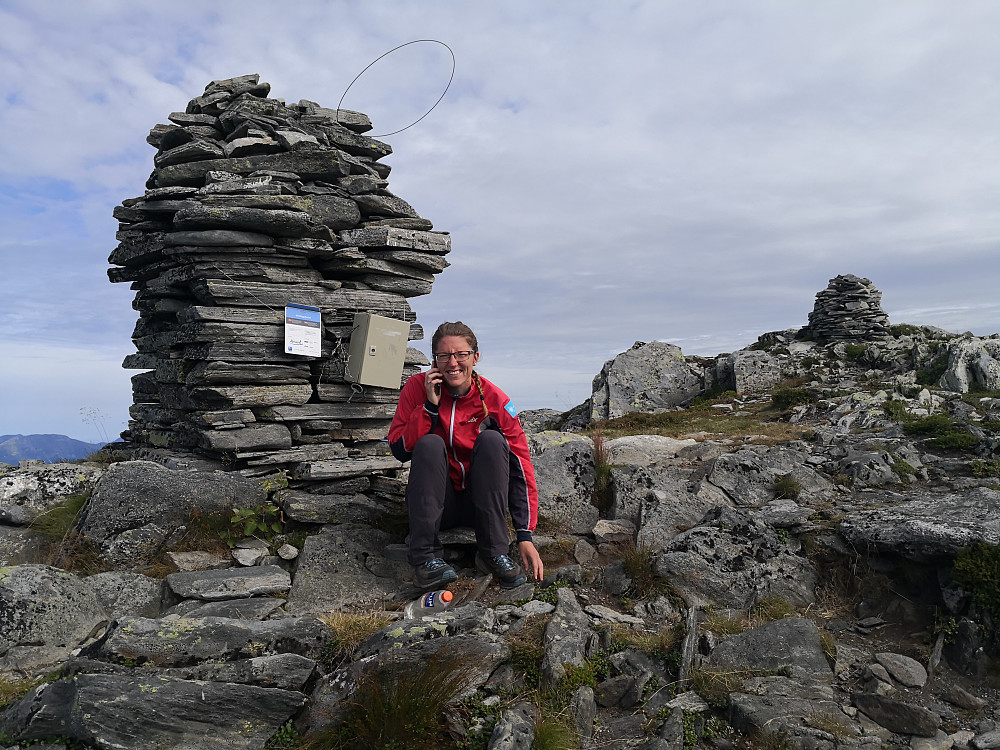 Kristine i samtale med Odd på trigpunktet 848moh før Middagsfjellet