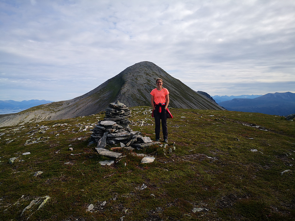 Kristine på Middagsfjellet, med Trolltinden bak