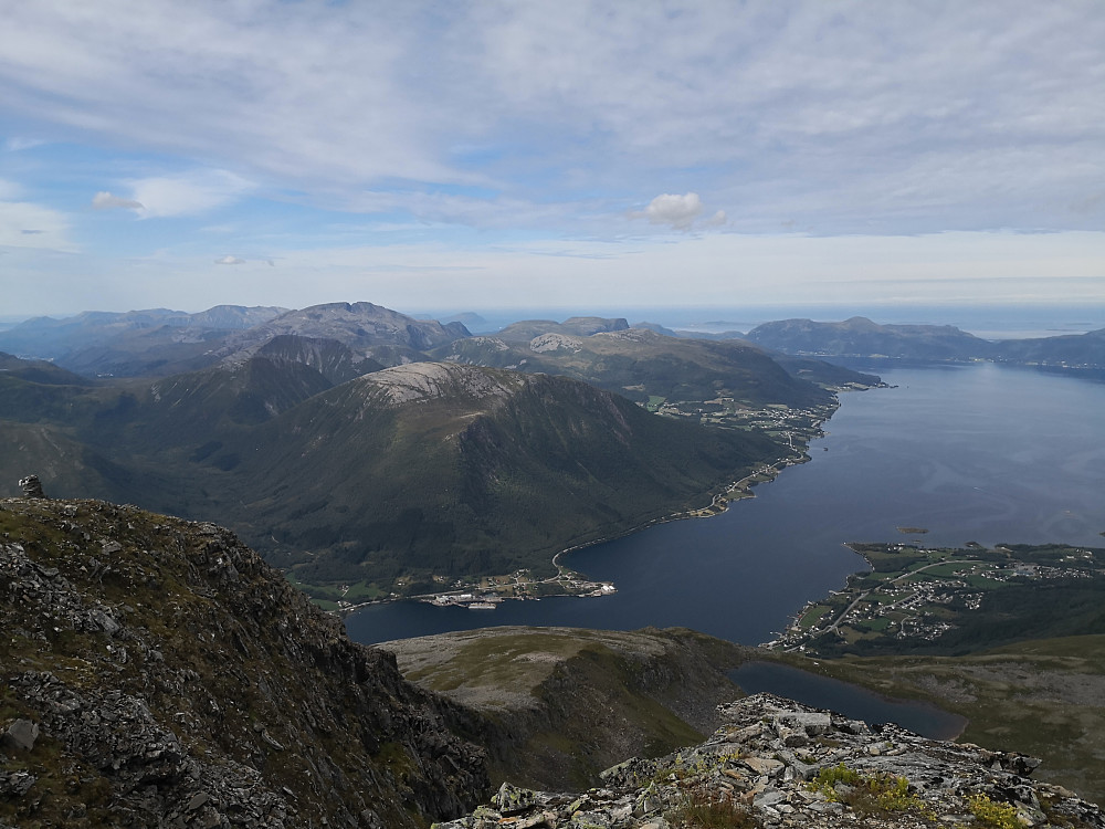 Mot Blåskjerdingen, Fiksdal og Tomrefjord frå Trolltinden