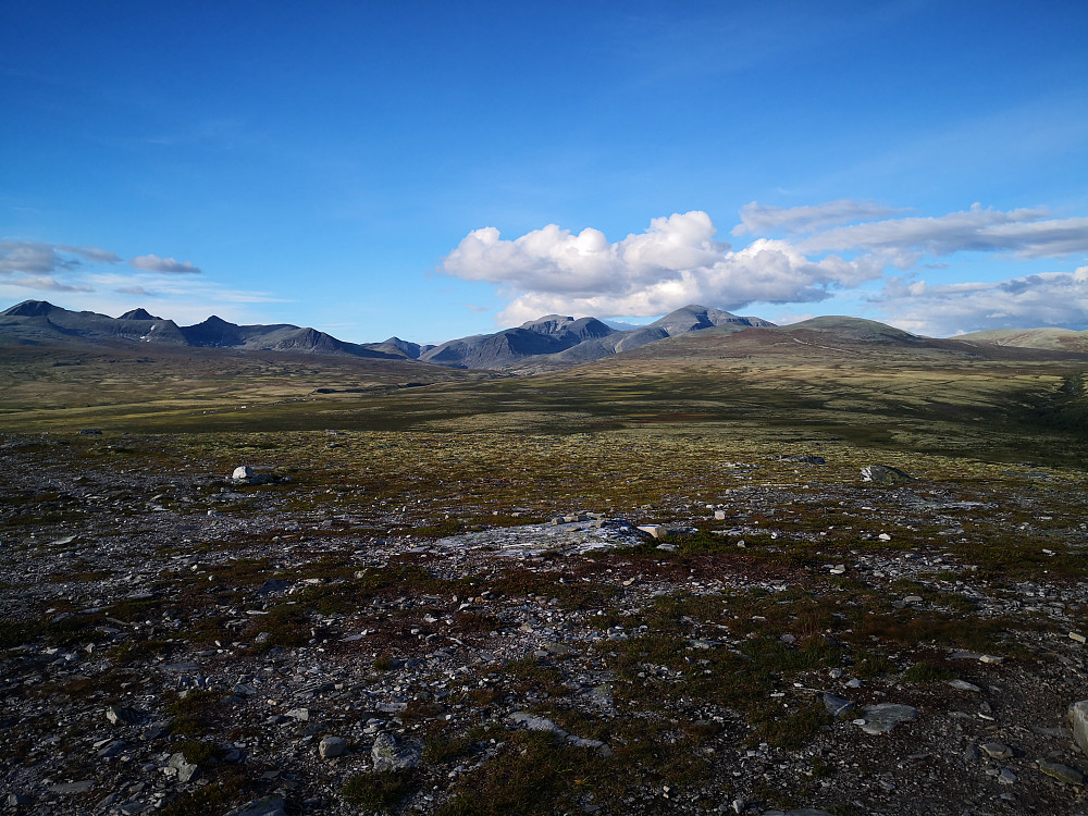 Mot Rondane, med Steet, Smedane, Rondslottet og Storronden