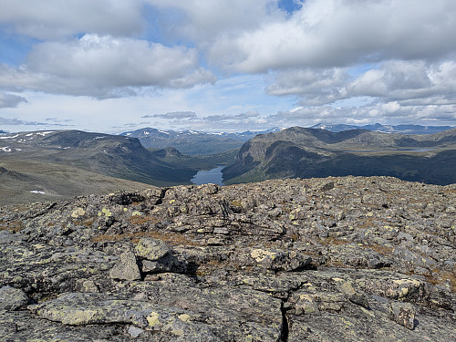 Utsikt frå toppen, mot Sikkilsdalen, med Jotuntopper bak