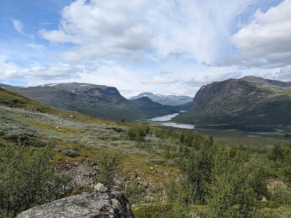 Nesten nede i skogen igjen. Besshøe bak Søre Gåpåpiggan