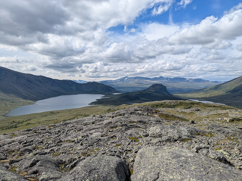 Frå toppen mot Griningsdalskampen, med Nautgardstind og Stornubben bak
