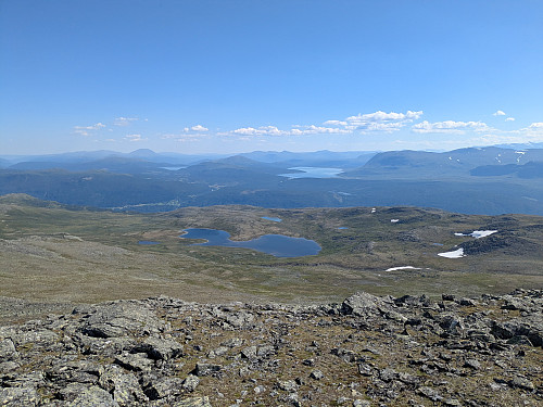 Utsikt mot Tesse og Lemonsjøen, og fjella rundt