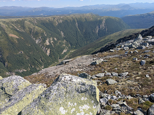 Ned mot Øyasætri i Jønndalen, frå Storhøe
