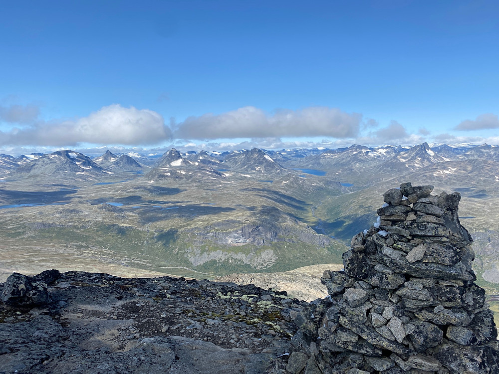 Flott utsikt, her mot blandt annet Snøholstind, Mjølkedalstind, Raudalsegga og Skardalsegga.
