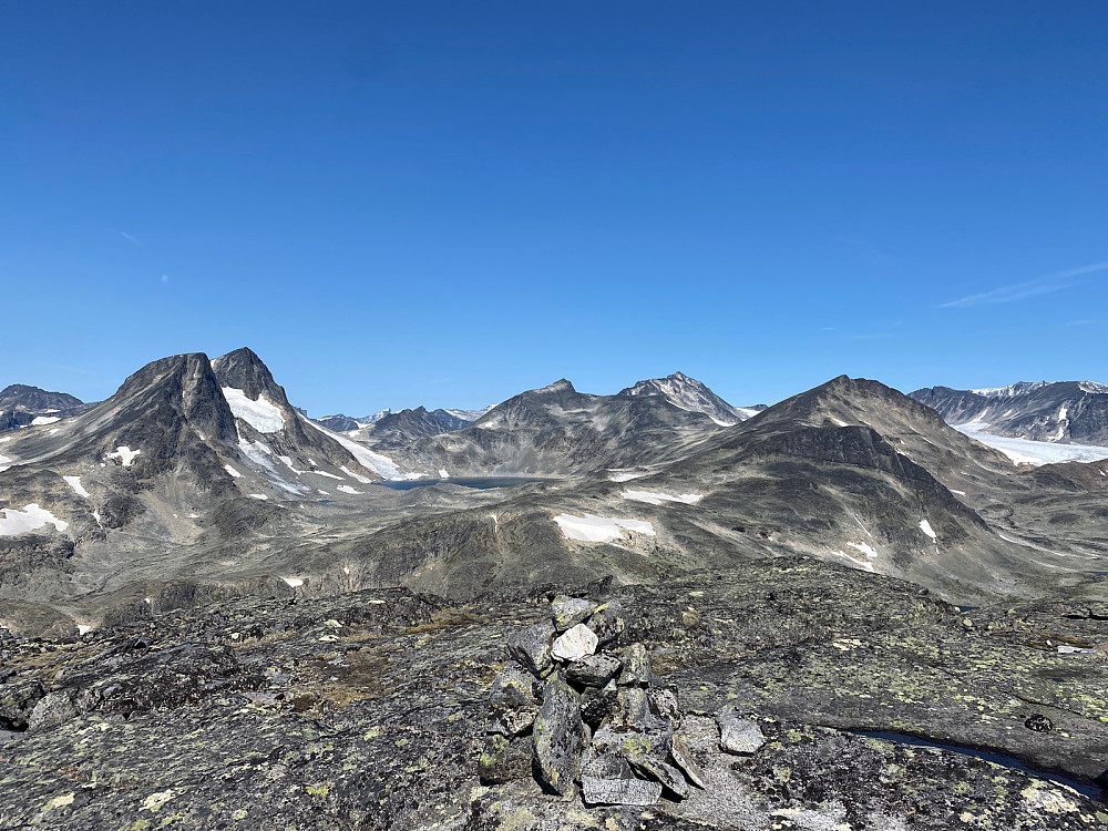 Mer utsikt, her Semeltind, Søre Hellstugutind, Nestsøre Hellstugutind ses såvidt framfor Store og Hinnotefjellet.