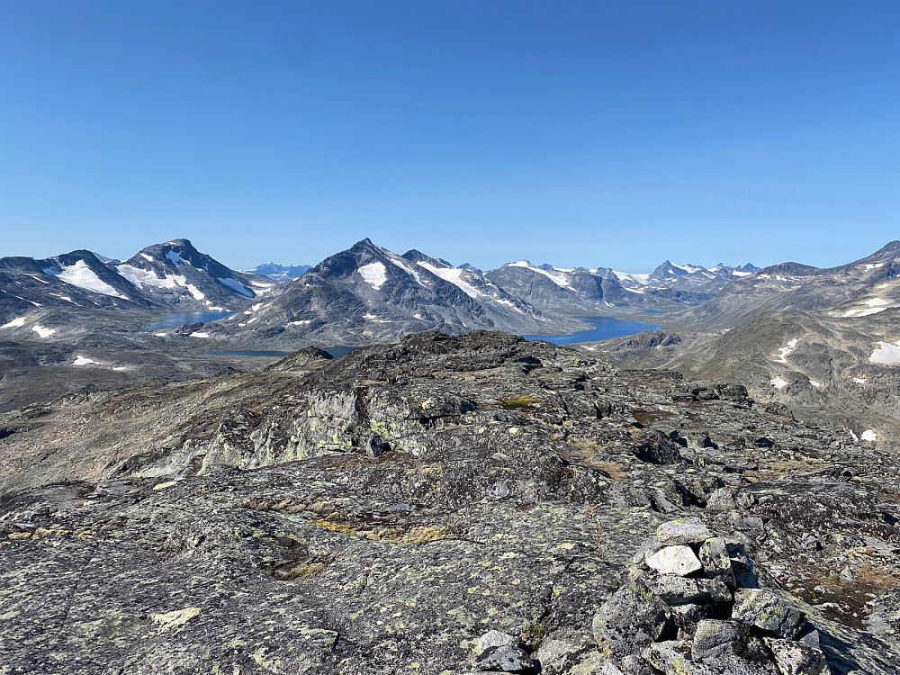 Virkelig en god utsiktstopp. Her Rauddalsegge, Skarddalsegge, Skarddalstind og Smørstabbstinder.