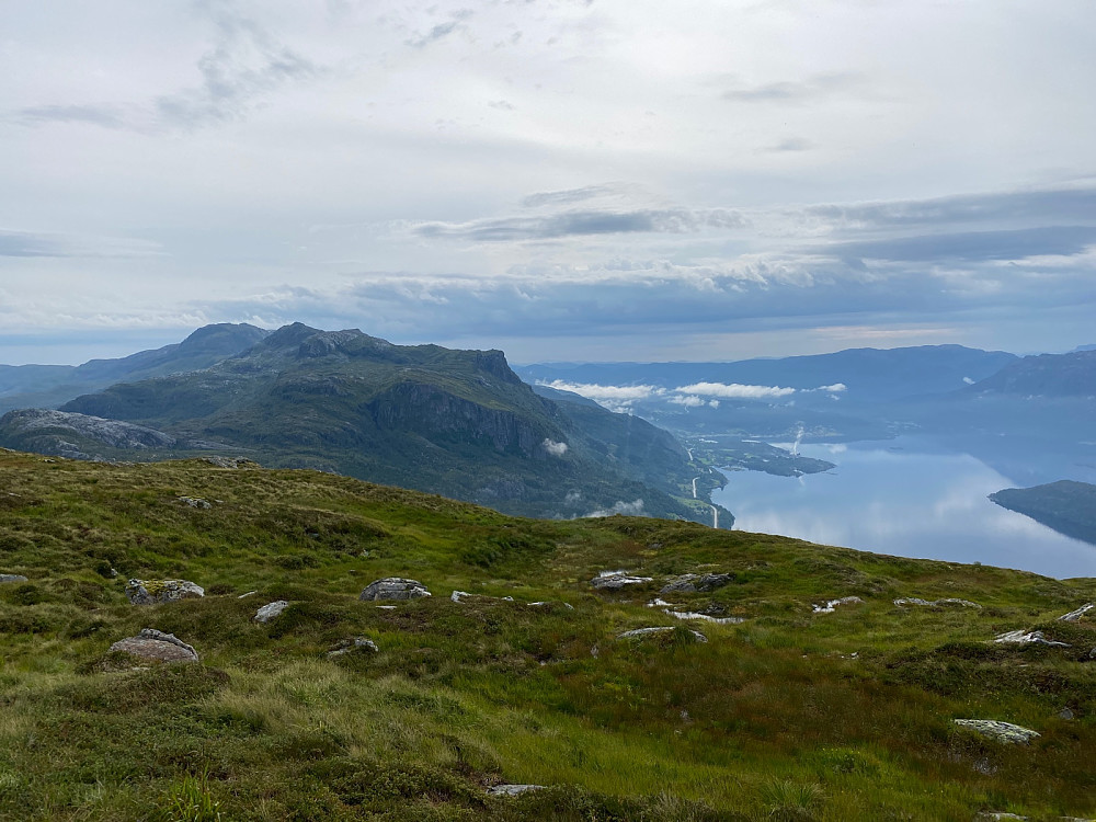 utsikt mot Eikefjord og Flatenipa og Blånipa