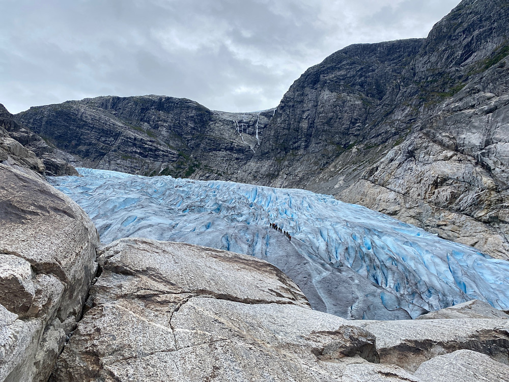 Nigardsbreen med et brefølge på tur oppover