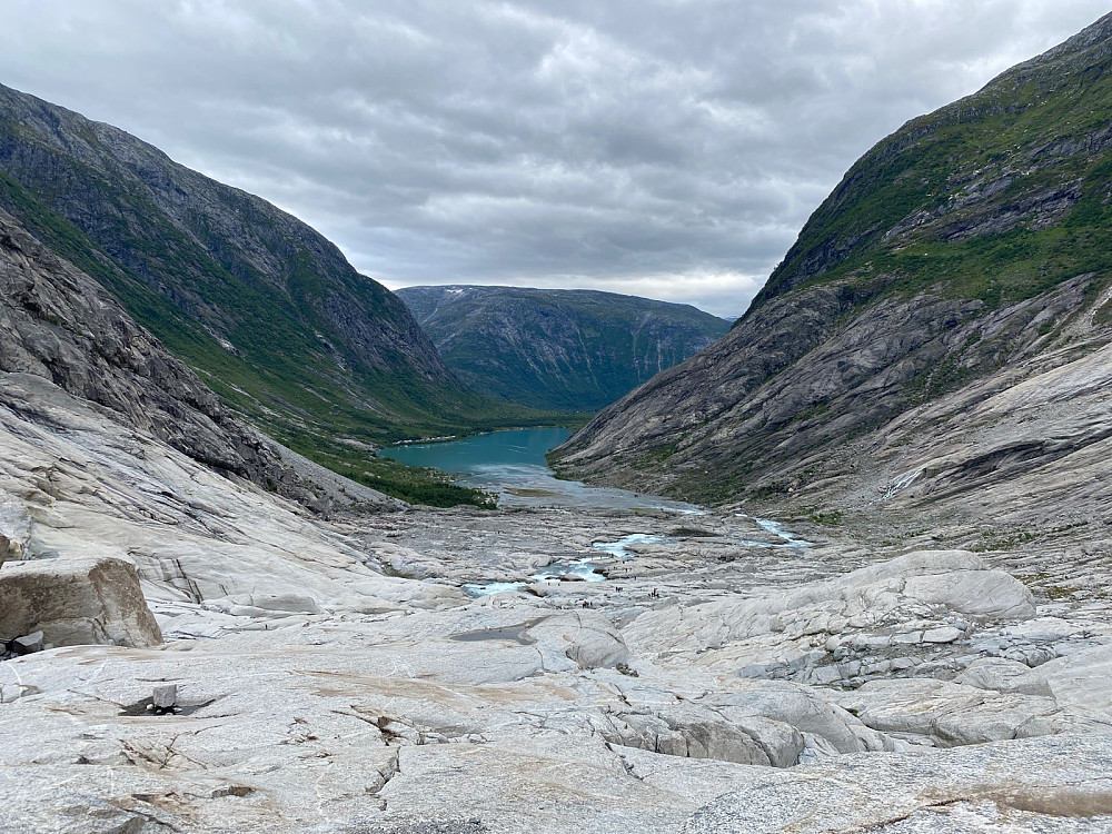 Nedover fra breen med Nigardsbrevatnet.