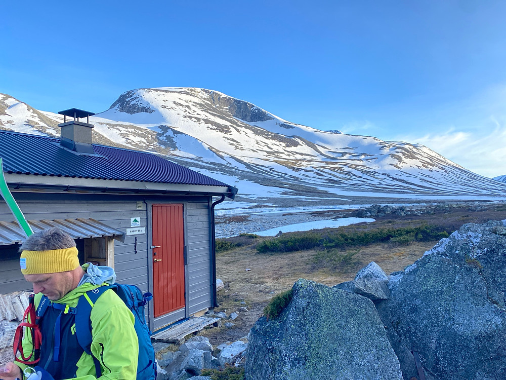 Sindre ved Sauhytta med Store Hestbrepiggen bakenfor.