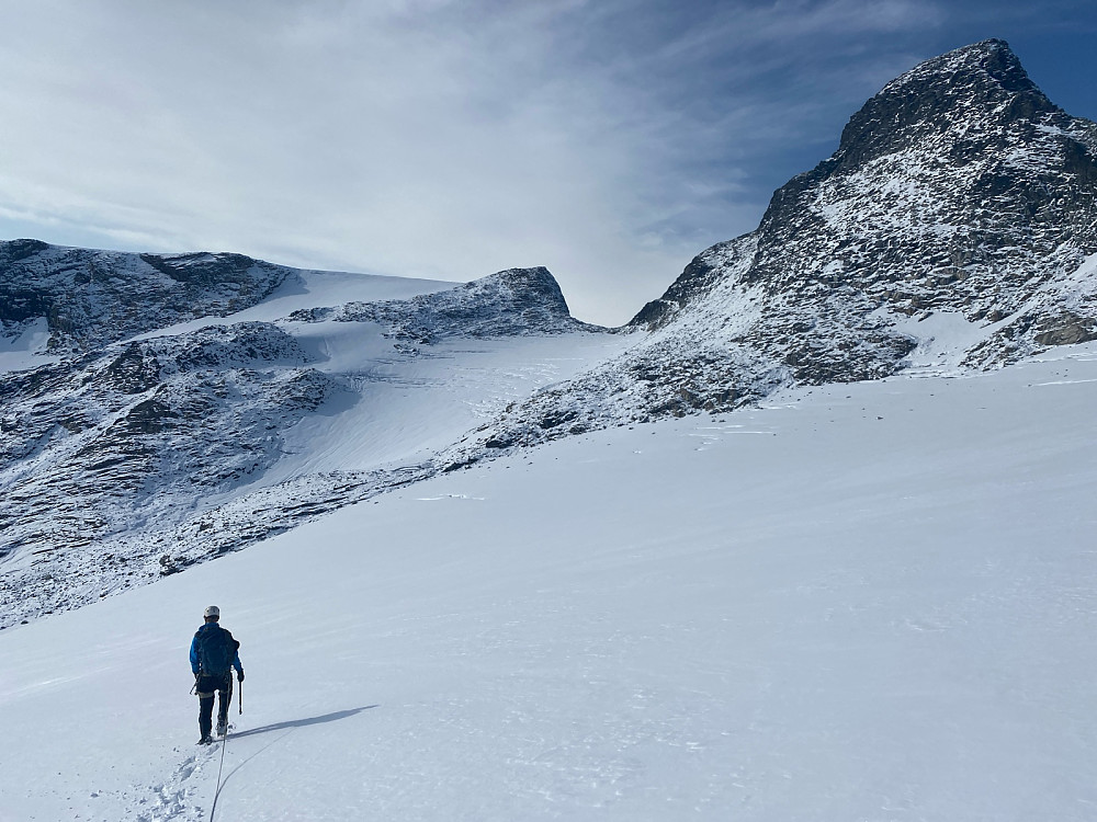På tur ned igjen over Stølsnosbreen mot normalveien.