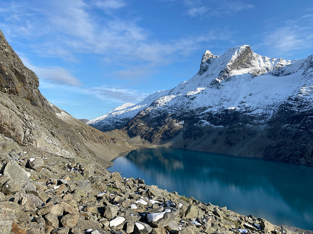 Flott vinterdrakt på Hjelledalstinden.