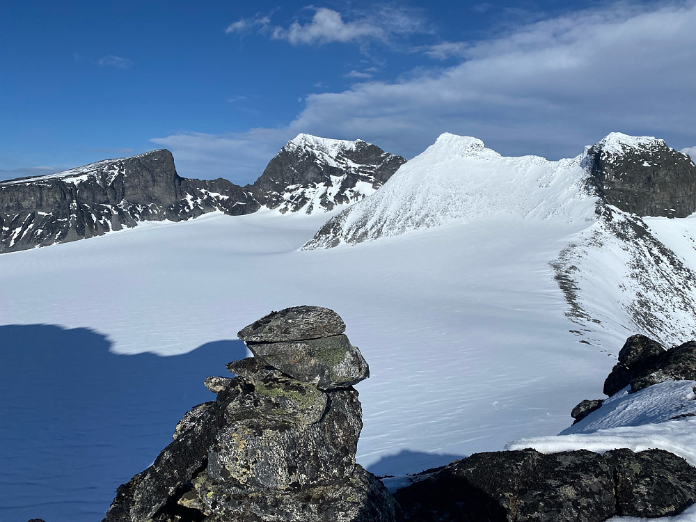 Toppen på Søraustre Skarstind med Vetlepiggen, Galdhøpiggen, Storjuvtinden og Ymmelstinden.