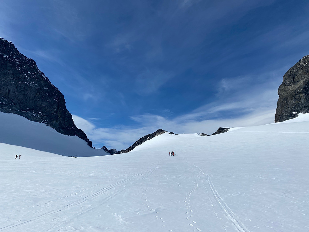 Innover Styggebreen med Portpiggen midt i bilde.