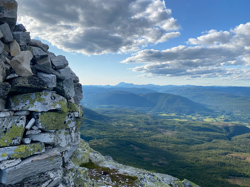 Toppvarden på Himingen med Gaustatoppen bak