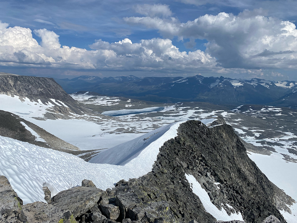 Fulgte steinene på ryggen langs snøfonna.