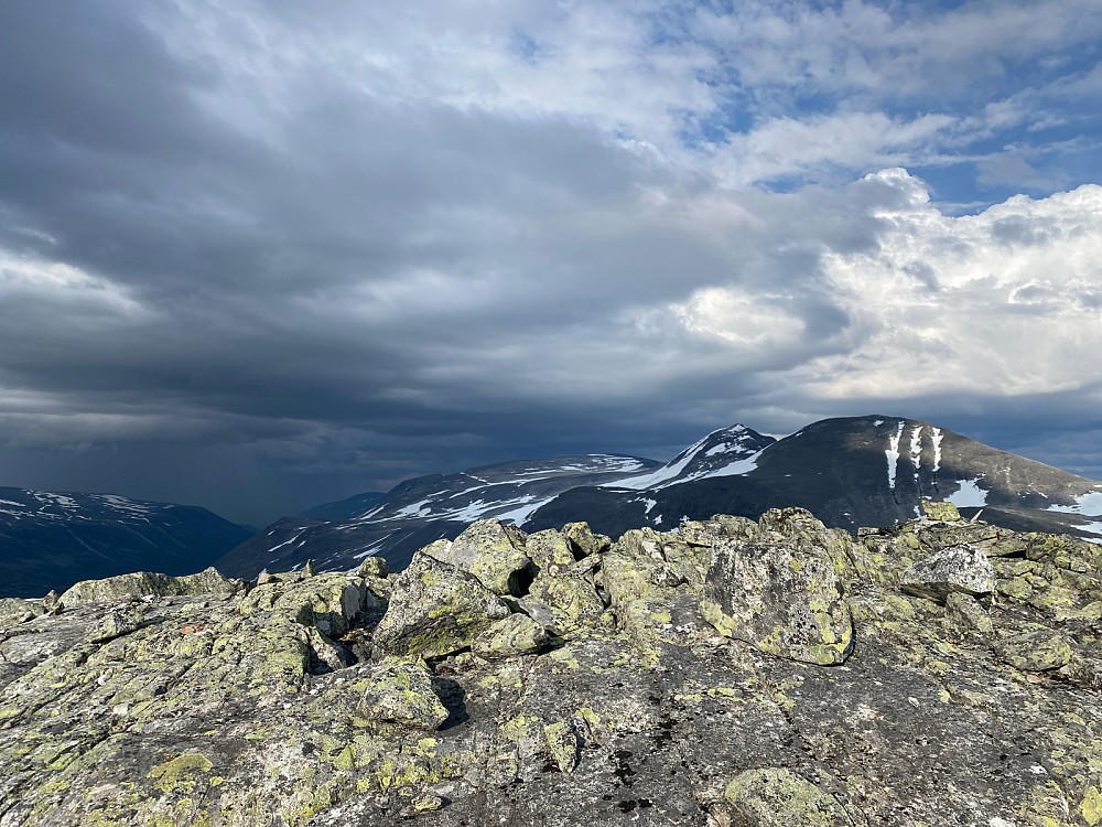 Vesldalstinden (1805moh), ser det er mørkt ytterst i Lundadalen og østover. Hører torden.