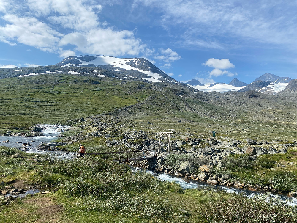 Fra starten ved parkeringsplassen. Rundhø i bakgrunnen med Sokse, Sauen, Kniven og Store Smørstabbstind bak til høyre.
