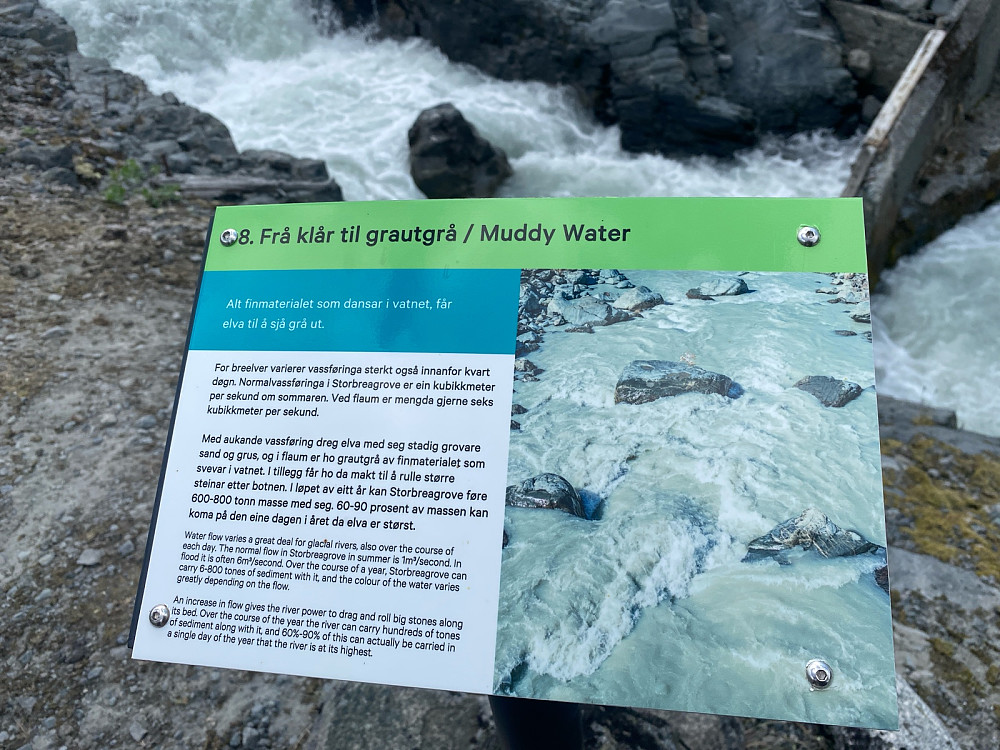 Informasjonstavle ved demningen der en kan komme tørrskodd over Storbreagrove. Mange informasjonskilt oppover langs elva og stien med informasjon om moreneryggene, breene, breelvene etc.