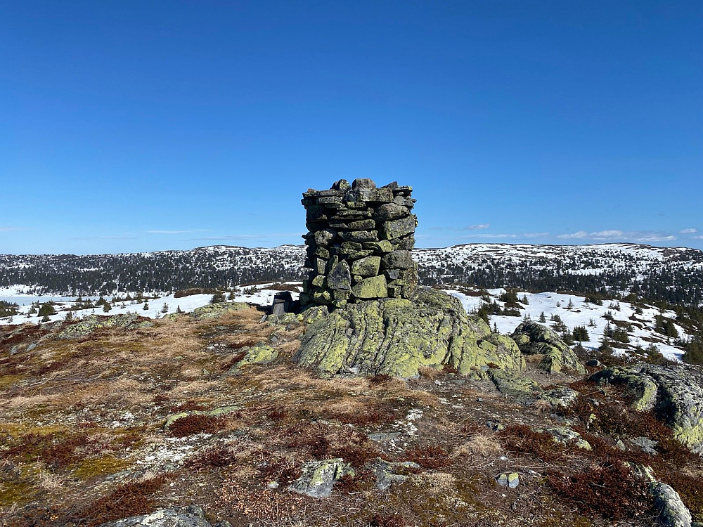 Flott påskedag, lite snø i fjellet, skiføret er snart over. Varden på Kjettberget.