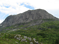 Massiv fjellvegg. Fra Kårstadstøylen går man rundt toppen og opp fra nord.