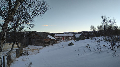 Kviknvangen med toppen bak 
