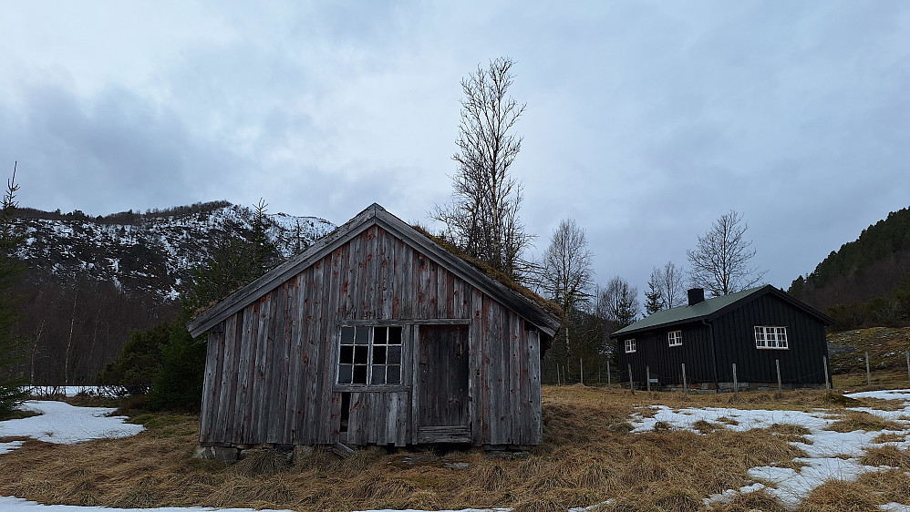Landresetra med Skåla bak.