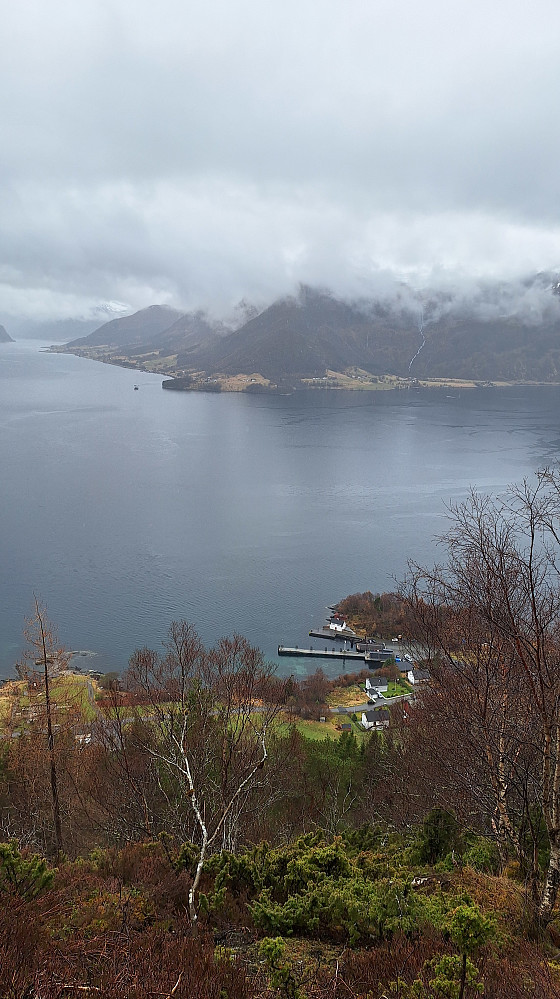 Ferjekaia med Koparneset på andre siden av fjorden. 