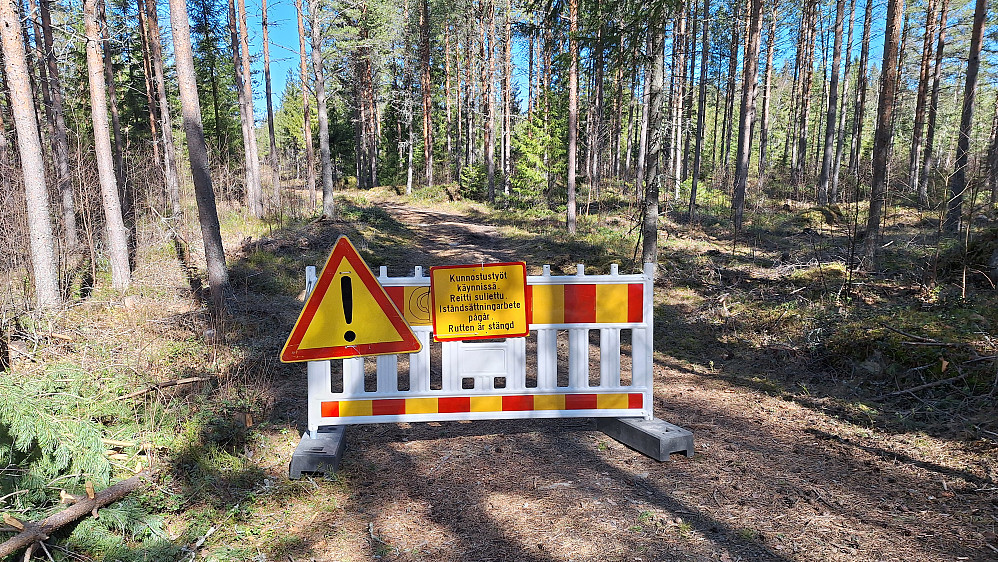 Jeg er så glad for at alle offentlige skilt også er på svensk, ellers ville jeg vært fortapt i de finske skoger :-)