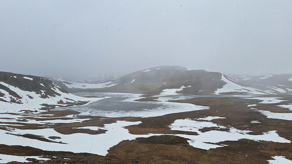 Snøbyge over Øystre Fagerdalstjernet.
