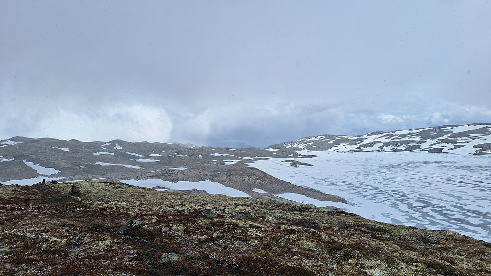 Slettningsbu og Øvre Årdalsvatnet.