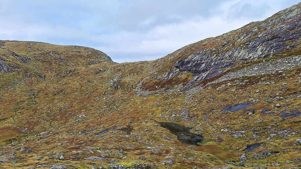 Tilbakeblikk mot skaret mellom Krunene og Blåfjellet. 