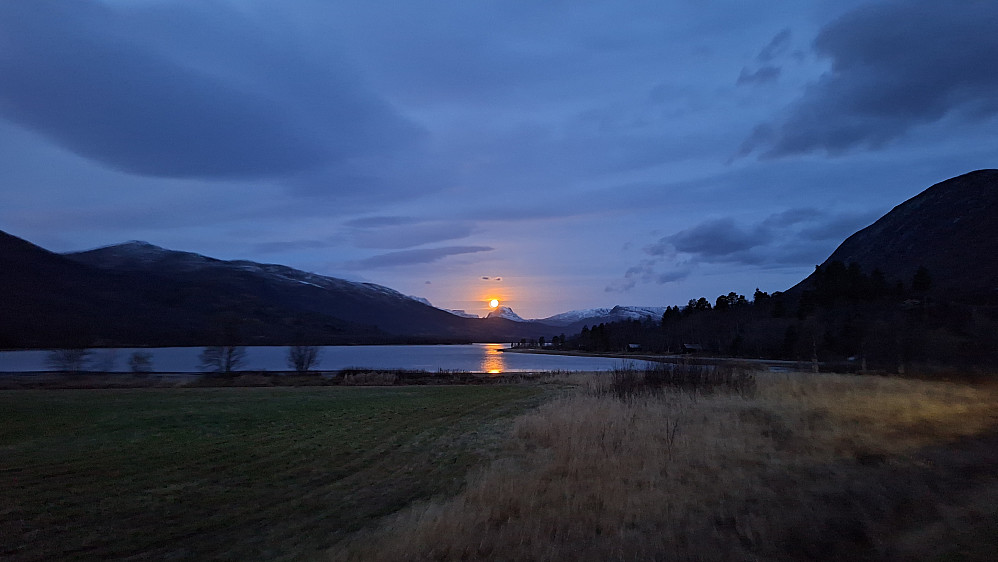 Magisk måne på vei innover Storlidalen. 