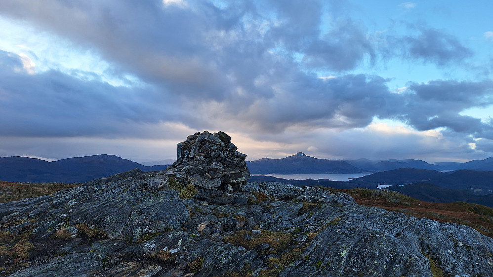 Reinsfjellet i Gjemnes i det fjerne. 