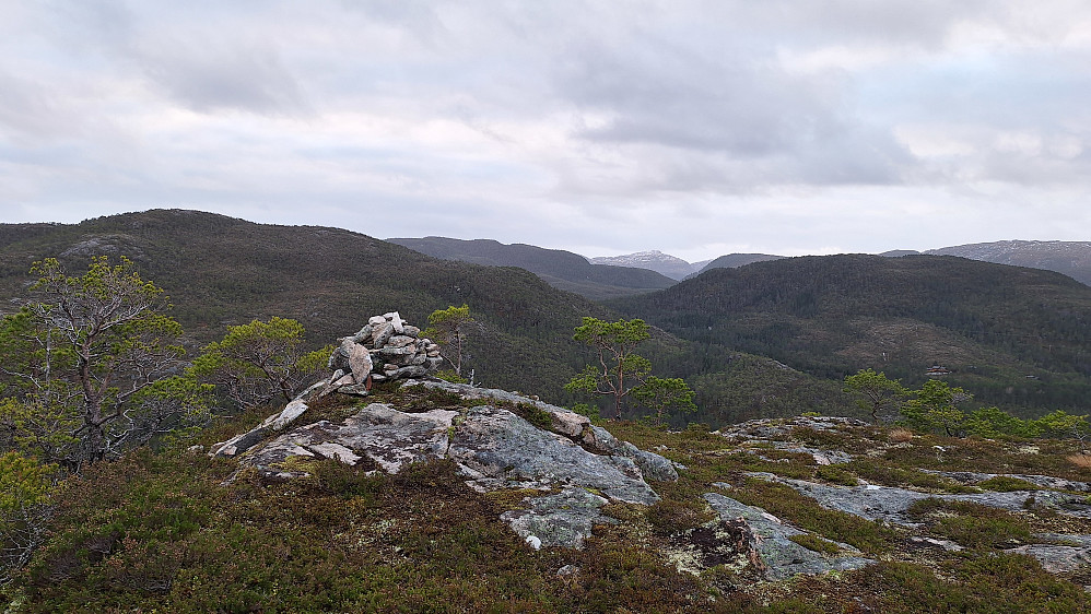 Aunkammen mot Vågfjellet til venstre og Skottlifjellet til høyre. 